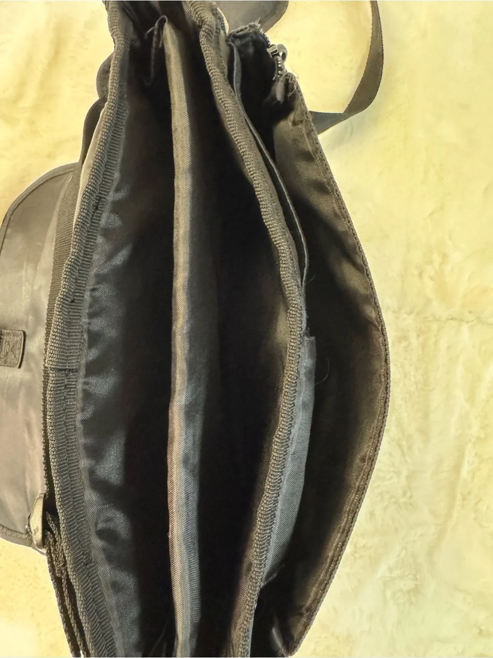Targus Black and Gray Messenger Shoulder Bag